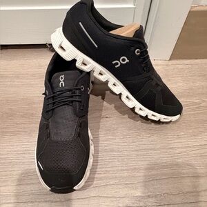 On Cloud 5 Men’s Black and White Size 9